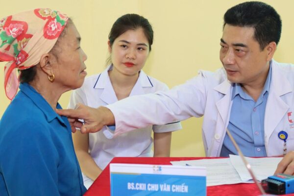 Y tế Nghệ An đưa chăm sóc sức khỏe đến bản làng xa