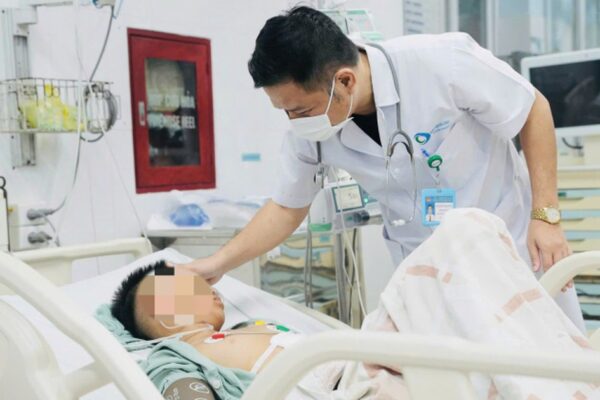 Bị bóng sút vào bụng, bé trai vỡ lách độ IV, sốc mất máu