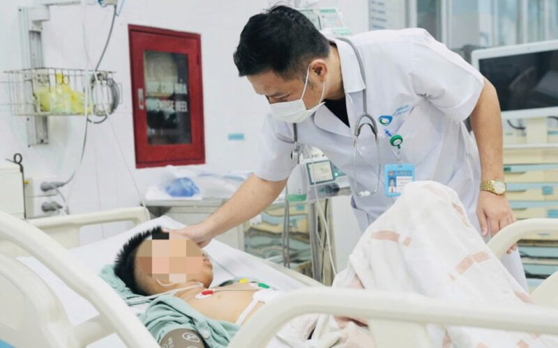 Bị bóng sút vào bụng, bé trai vỡ lách độ IV, sốc mất máu