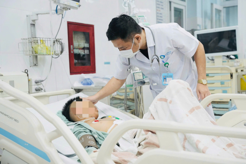 Bị bóng sút vào bụng, bé trai vỡ lách độ IV, sốc mất máu- Ảnh 1.