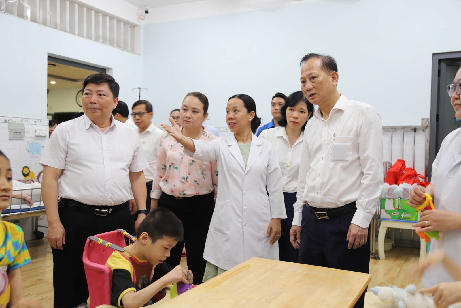 TPHCM: Nhiều đơn vị cam kết hỗ trợ thiết thực cho Trung tâm chăm sóc trẻ khuyết tật- Ảnh 1.
