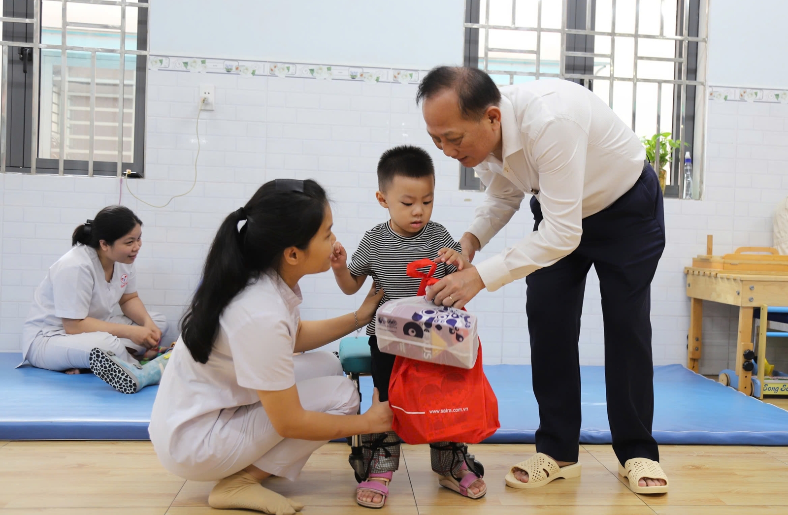 TPHCM: Nhiều đơn vị cam kết hỗ trợ thiết thực cho Trung tâm chăm sóc trẻ khuyết tật- Ảnh 3.