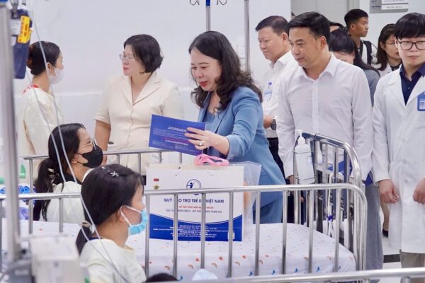 Phó Chủ tịch nước Võ Thị Ánh Xuân thăm, động viên bệnh nhi tại Bệnh viện Nhi đồng 1