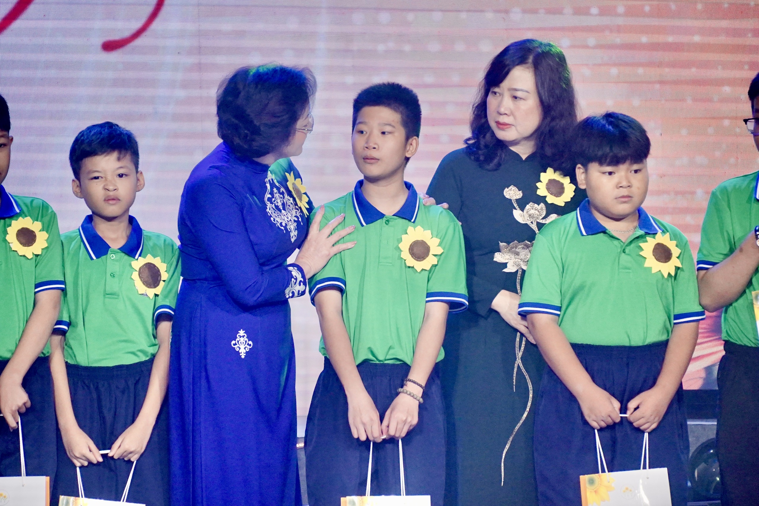 Phó Thủ tướng Phạm Thị Thanh Trà: Không để bệnh nhân ung thư nghèo đơn độc trong cuộc chiến giành sự sống- Ảnh 2.