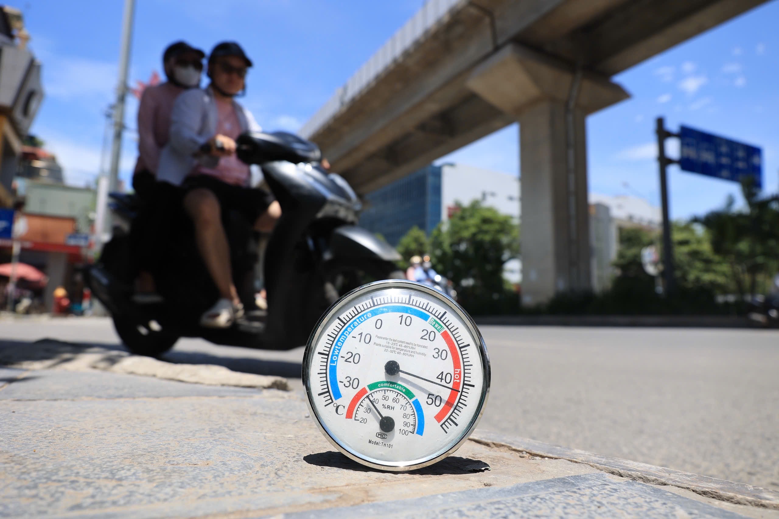 Ngày mai nhiệt độ cảm nhận thực tế ở Hà Nội có thể lên đến 47 độ C- Ảnh 1.