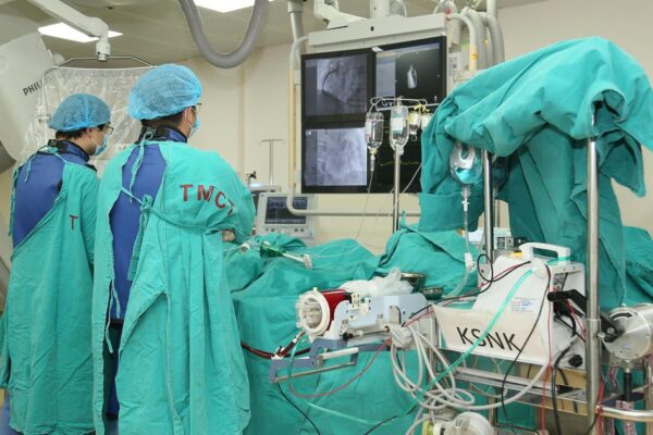 Ngừng tuần hoàn trên xe cấp cứu, người đàn ông thoát cửa tử