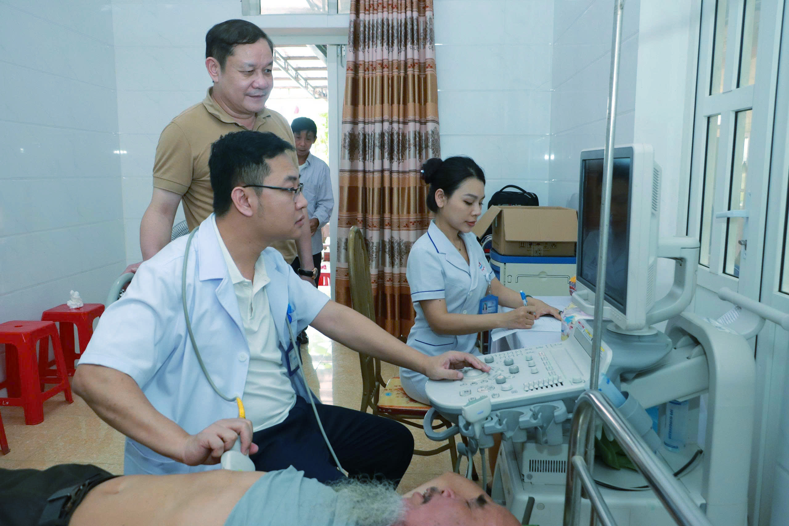 Hơn 400 người dân ở Nghệ An được khám, sàng lọc các bệnh ung thư miễn phí- Ảnh 1.