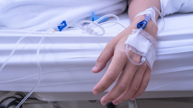 6a31425f85f54043c15d4a18-17816604121927821569 Người phụ nữ tử vong sau nhiều ngày chờ giường hồi sức, gia đình nghi hệ thống AI đánh giá sai mức độ nguy kịch - Ảnh 1.