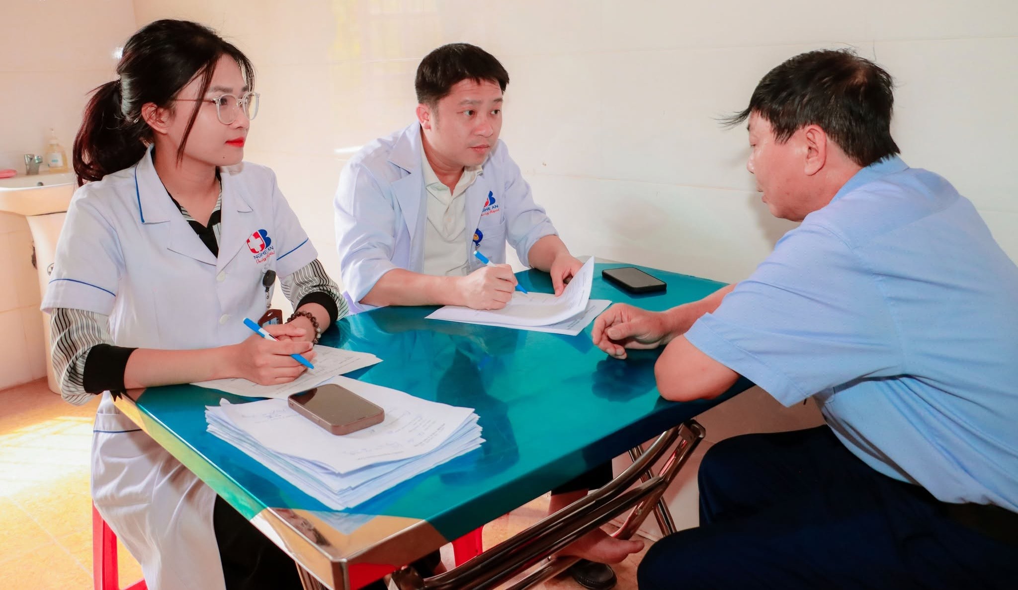 Hơn 400 người dân ở Nghệ An được khám, sàng lọc các bệnh ung thư miễn phí- Ảnh 3.