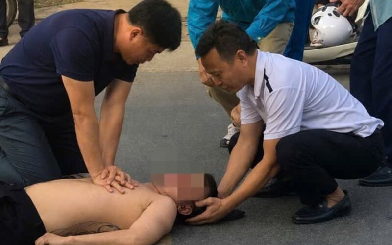 Trên đường đi làm về gặp người bất tỉnh bên đường, các y bác sĩ lao vào cấp cứu