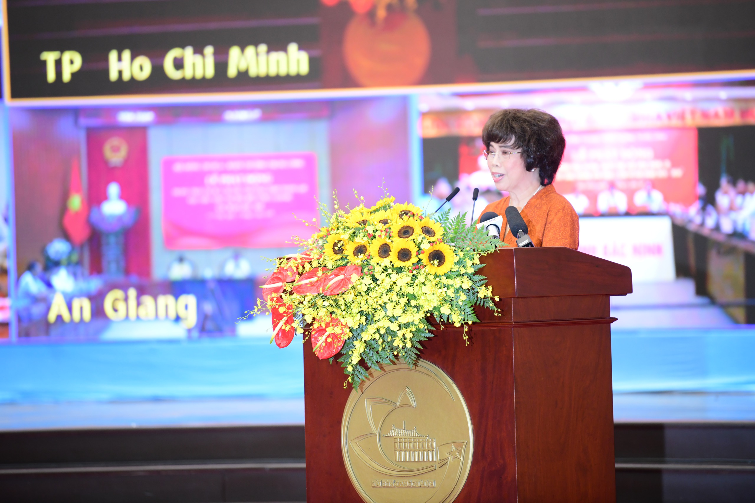 Anh hùng Lao động Thái Hương: Tăng trưởng hai con số phải được xây dựng trên nền tảng sức khỏe của nhân dân- Ảnh 1.