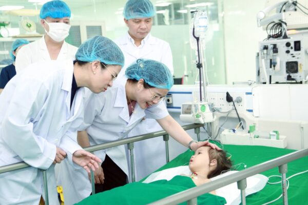 Hàng trăm phần quà đến với bệnh nhi dịp 1/6