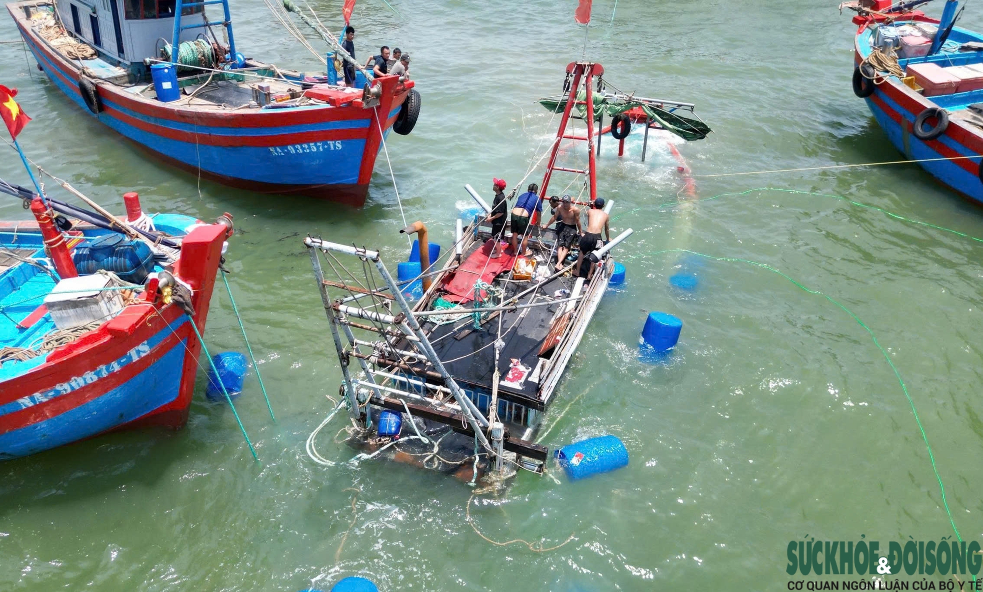 Chìm tàu cá công suất lớn gần cửa biển Nghệ An- Ảnh 2.