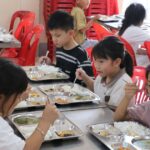 Đừng để mọi đứa trẻ ăn chung một khay cơm bán trú