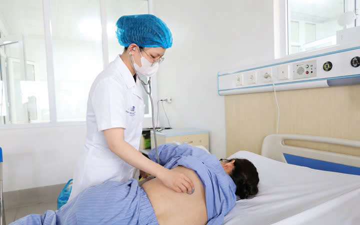 cac-bac-si-kiem-tra-suc-khoe-cho-nguoi-benh-1781256100749803997733 Nhịn ăn, uống nước kiềm để chữa ung thư, người bệnh nhập viện nguy kịch- Ảnh 1.
