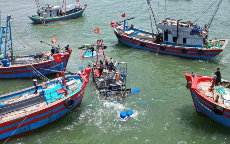 Chìm tàu cá công suất lớn gần cửa biển Nghệ An
