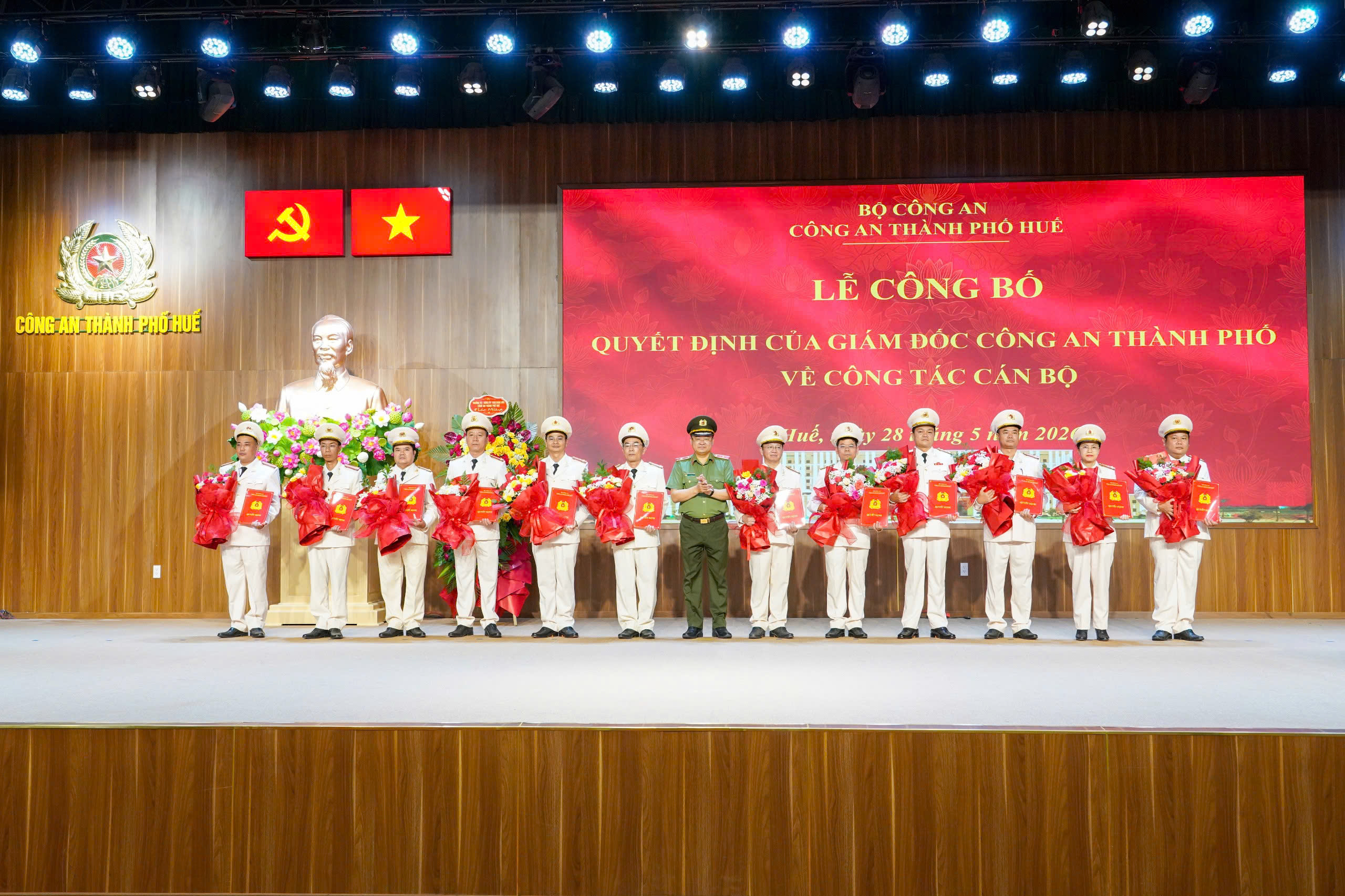 cong-an-tp-hue-cong-bo-quyet-dinh-bo-nhiem-chi-huy-cap-phong-1779970074902695958048 Công an TP Huế điều động, bổ nhiệm nhiều chỉ huy cấp phòng- Ảnh 1.