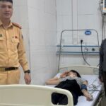 Dùng xuồng cao tốc đưa nữ thuyền viên nghi tai biến đi cấp cứu