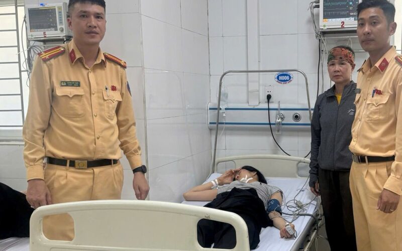 Dùng xuồng cao tốc đưa nữ thuyền viên nghi tai biến đi cấp cứu