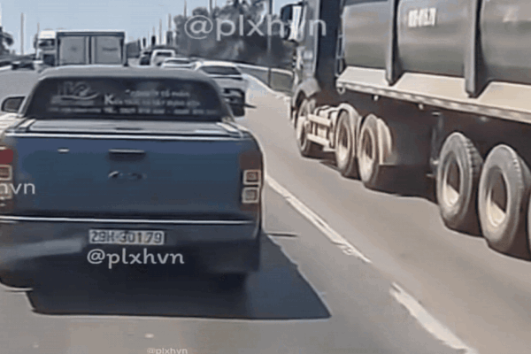 Clip tài xế ô tô đi theo kiểu ‘khôn lỏi’ trả giá đắt trên cầu Thăng Long