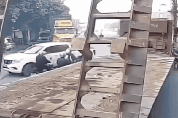 Video cô gái thoát nạn trong gang tấc vì đi vào điểm mù xe tải