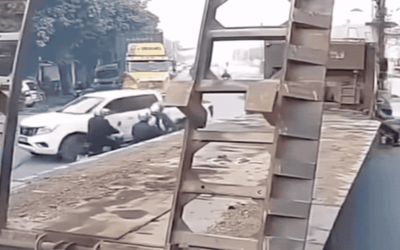 Video cô gái thoát nạn trong gang tấc vì đi vào điểm mù xe tải