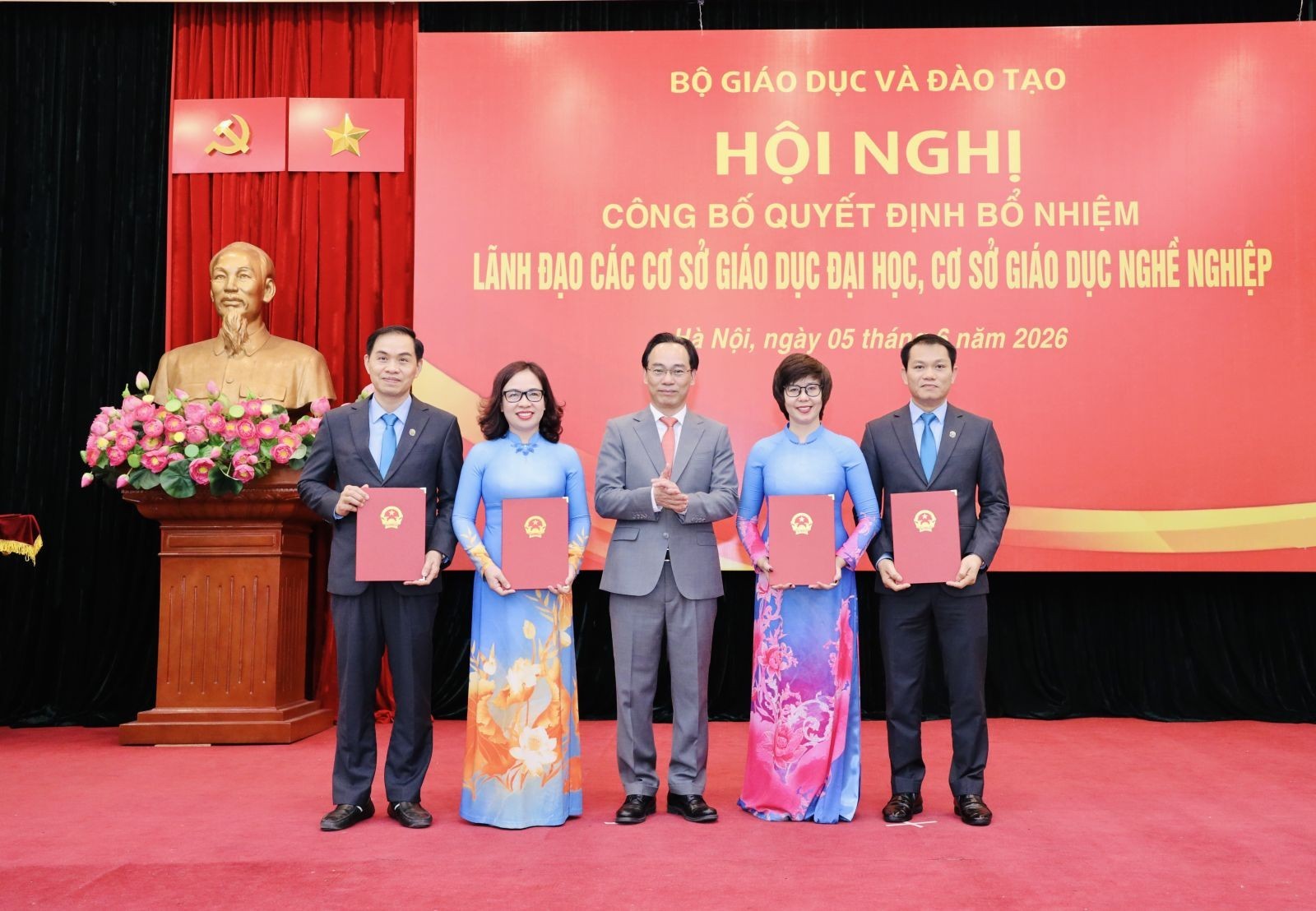 Bộ GD&ĐT bổ nhiệm lãnh đạo 51 cơ sở giáo dục đại học, cơ sở giáo dục nghề nghiệp- Ảnh 1.