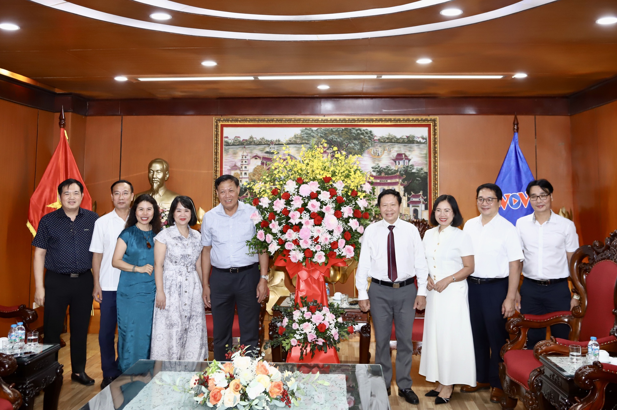 Thứ trưởng Đỗ Xuân Tuyên thăm, chúc mừng các cơ quan báo chí nhân Kỷ niệm 101 năm Ngày Báo chí Cách mạng Việt Nam- Ảnh 3.