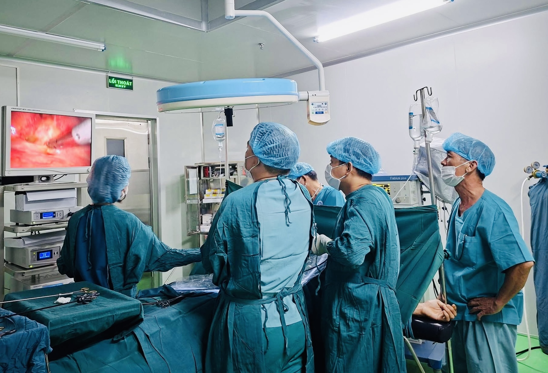 Cứu sống nam bệnh nhân bị thủng dạ dày- Ảnh 1.