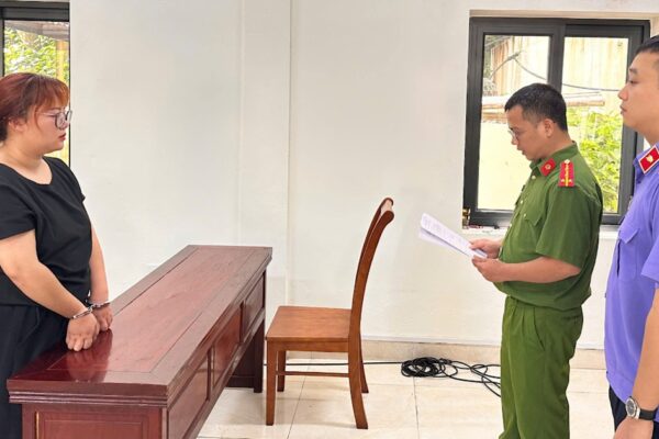 ‘Nữ quái’ sinh năm 2002 mang dao vào quán trà sữa chém người