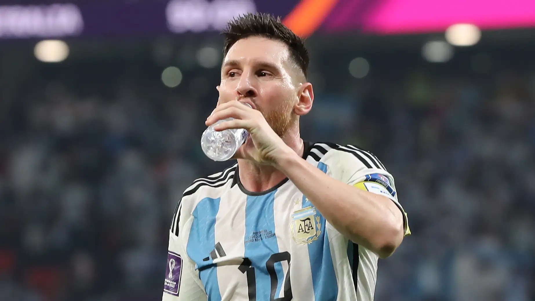 messi-bottlejpg-jpg-1780652686841922286830 Oái oăm lệnh cấm khán giả mang chai nước tái sử dụng vào sân tại World Cup 2026- Ảnh 4.