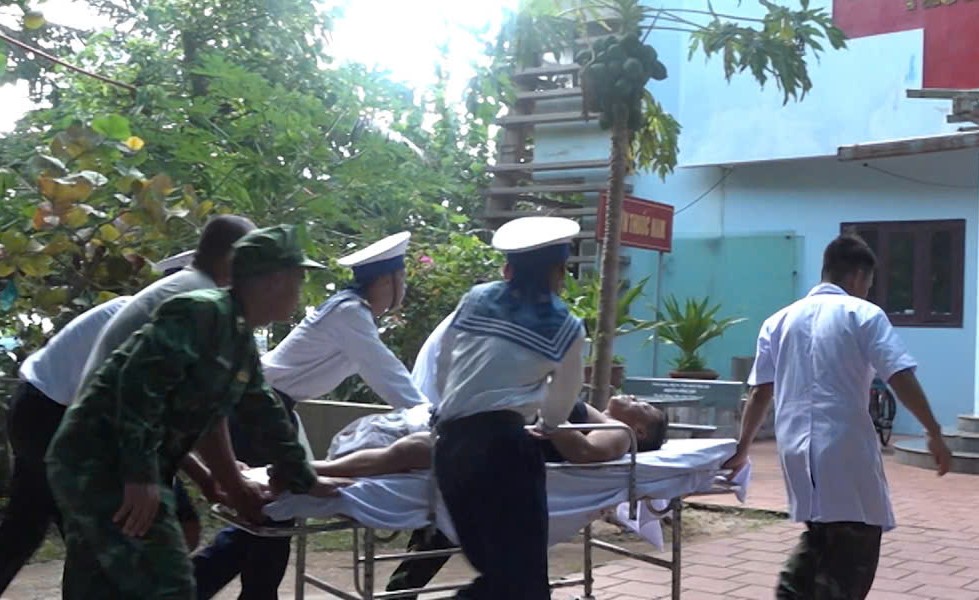 Cấp cứu kịp thời một ngư dân bị dây kéo lưới cắt đứt cẳng chân và rơi xuống biển- Ảnh 1.