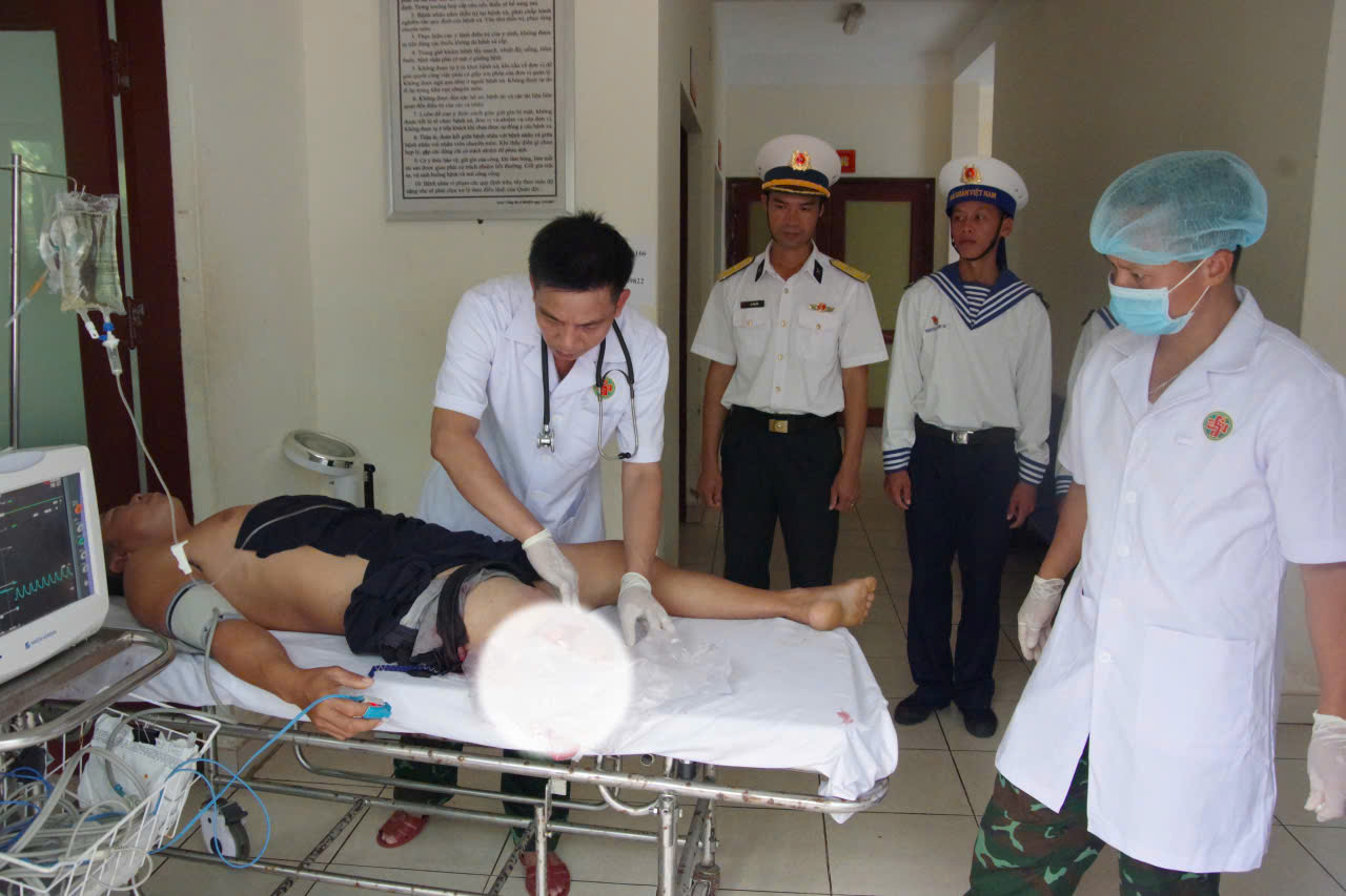 Cấp cứu kịp thời một ngư dân bị dây kéo lưới cắt đứt cẳng chân và rơi xuống biển- Ảnh 2.