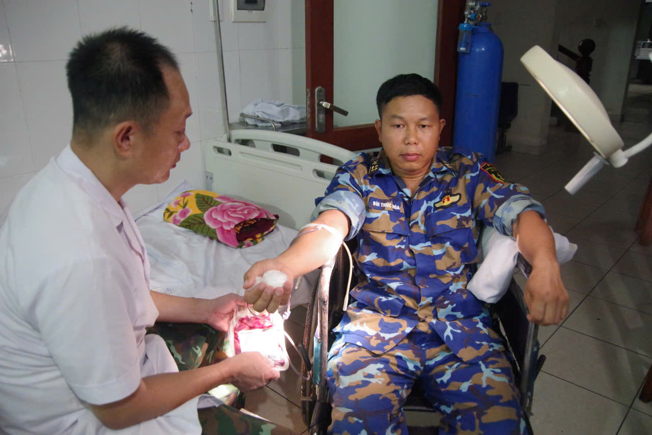 Cấp cứu kịp thời một ngư dân bị dây kéo lưới cắt đứt cẳng chân và rơi xuống biển- Ảnh 3.