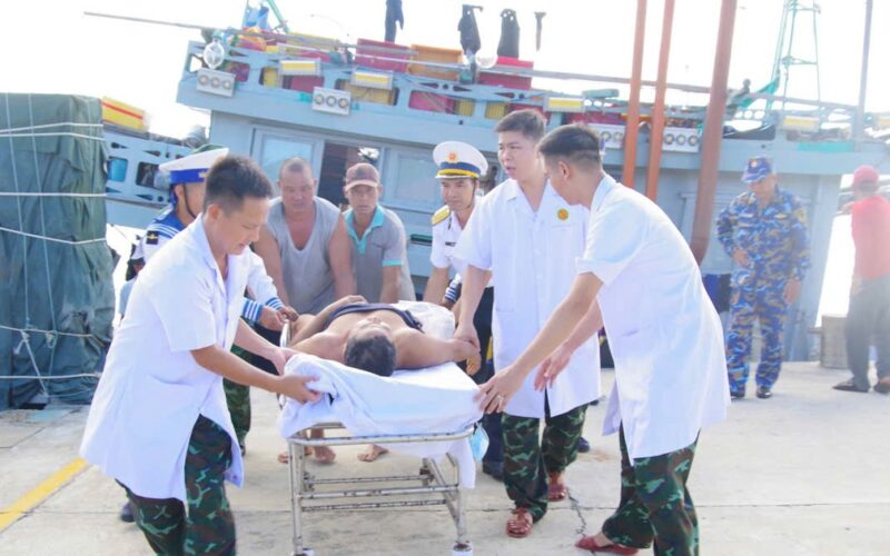 Cấp cứu kịp thời một ngư dân bị dây kéo lưới cắt đứt cẳng chân và rơi xuống biển