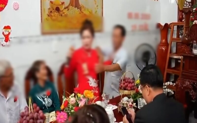 Mẹ chú rể phát biểu đòi vàng mừng cưới trước quan viên hai họ mặc cho người khác can ngăn
