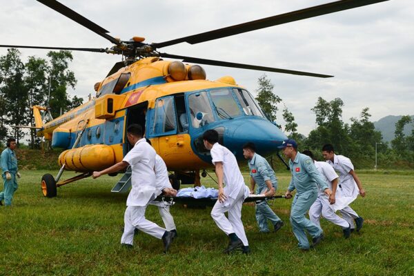 Không quân 916 diễn tập đưa nạn nhân rời nóc nhà cao tầng bằng trực thăng