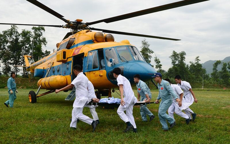 Không quân 916 diễn tập đưa nạn nhân rời nóc nhà cao tầng bằng trực thăng