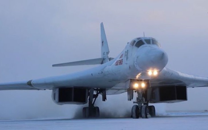 Nga điều máy bay ném bom chiến lược Tu-160 áp sát Mỹ để "bảo vệ tài sản chiến lược"