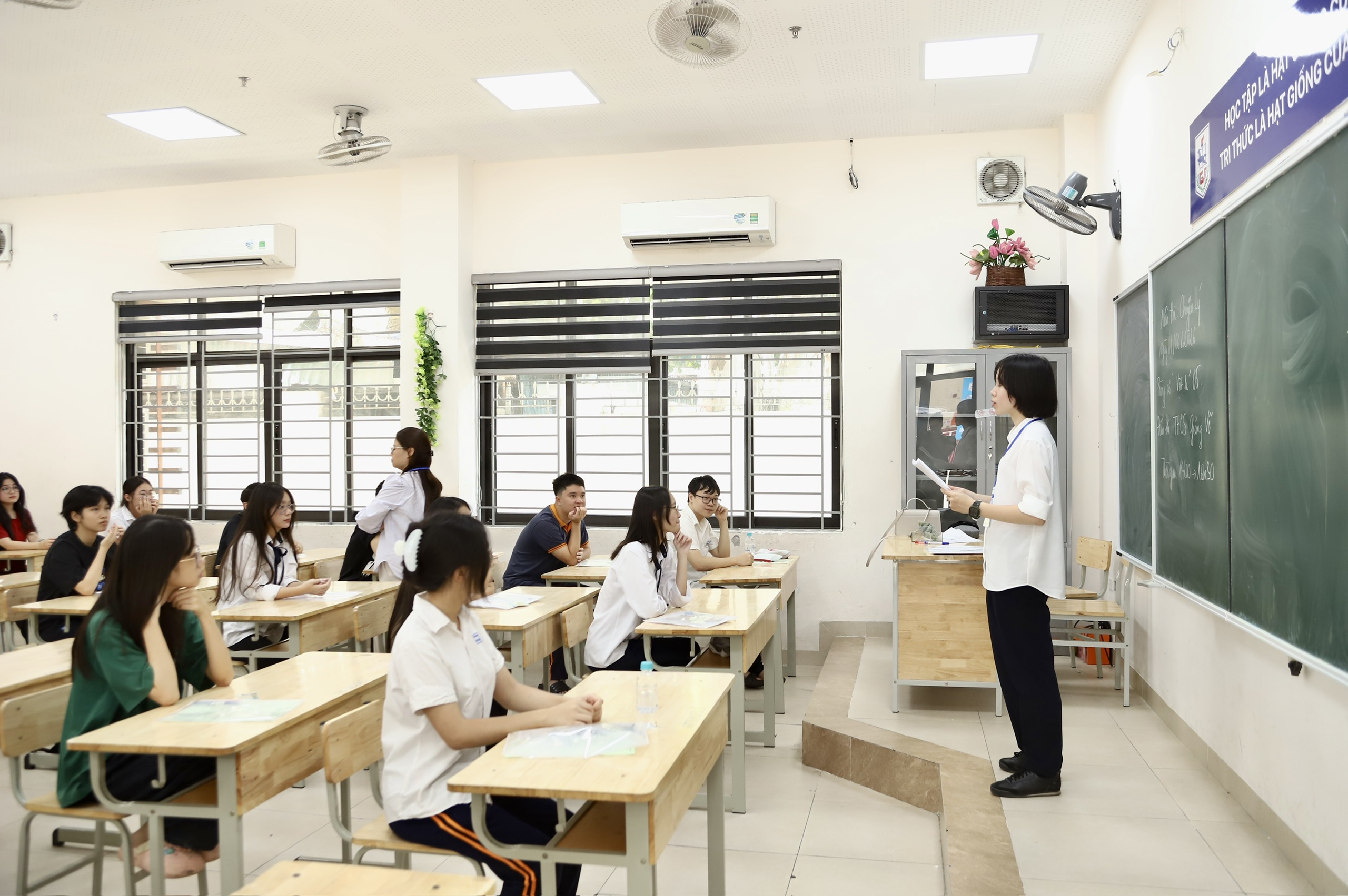 Ảnh: Thí sinh rạng rỡ đi làm thủ tục dự thi tốt nghiệp THPT năm 2026- Ảnh 10.
