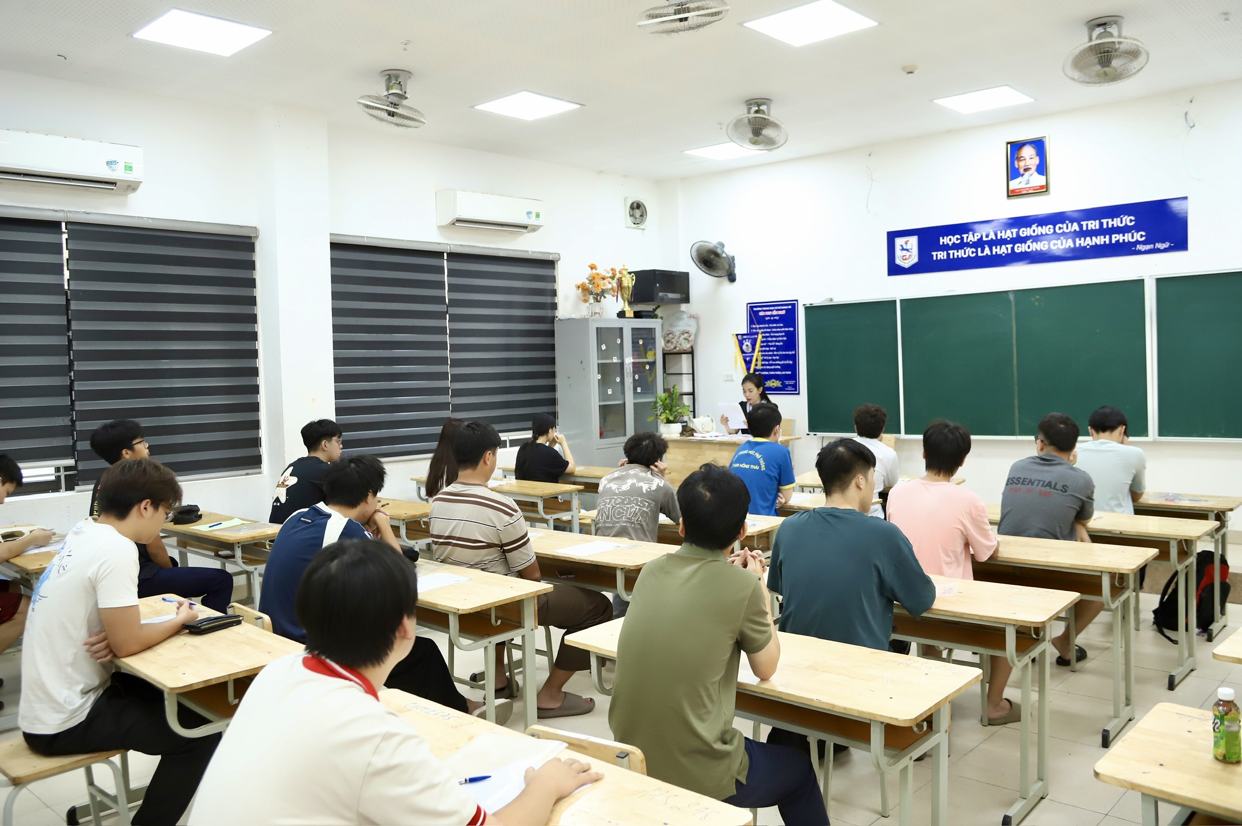 Ảnh: Thí sinh rạng rỡ đi làm thủ tục dự thi tốt nghiệp THPT năm 2026- Ảnh 12.