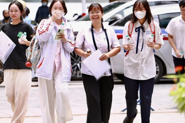 Ảnh: Thí sinh rạng rỡ đi làm thủ tục dự thi tốt nghiệp THPT năm 2026