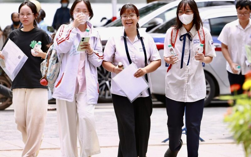 Ảnh: Thí sinh rạng rỡ đi làm thủ tục dự thi tốt nghiệp THPT năm 2026