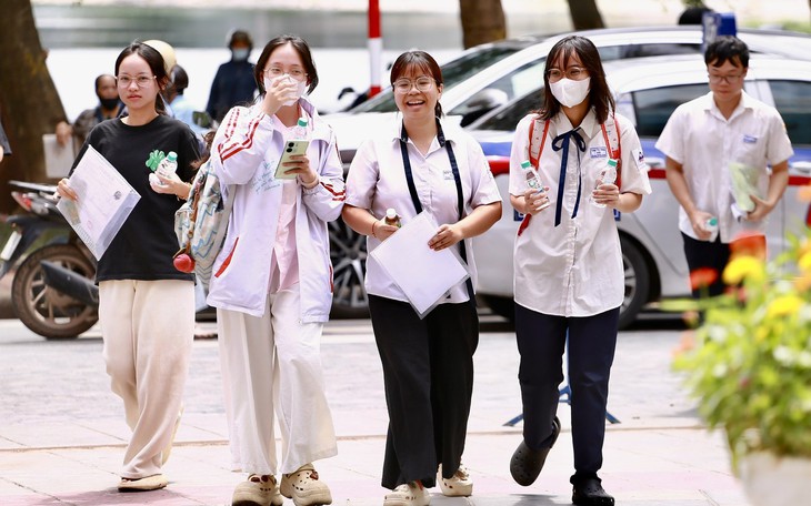 Ảnh: Thí sinh rạng rỡ đi làm thủ tục dự thi tốt nghiệp THPT năm 2026