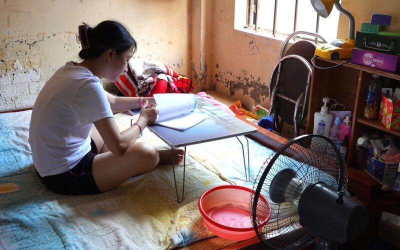 Phòng trọ mái tôn thành ‘lò nung’, sinh viên tìm đủ cách tránh nóng